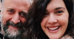 Bergüzar Korel ve Halit Ergenç belediye otobüsünde