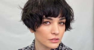 Memoria setinde göbek attı