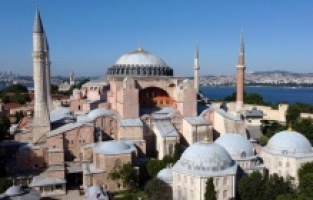 Ayasofya'nın müze statüsü kaldırıldı