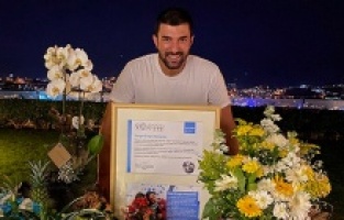 Engin Akyürek’e anlamlı hediye