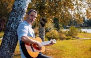 Musa Hoyrat yeni şarkısı “Göçmen Kuşlar''la müzik platformlarında