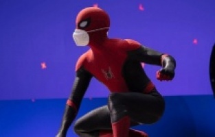 Örümcek Adam da maske taktı