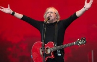 Bee Gees’in yaşayan tek üyesi Barry Gibb’den İZEV’e destek