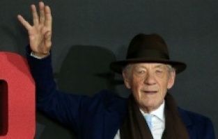 Sir Ian McKellen Covid-19 aşısı vurulan ilk ünlü oldu