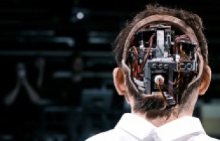 Stefan Kaegi ve ‘Tekinsiz Vadi’ Kundura Sahne’de