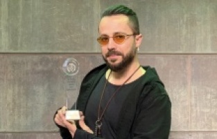 ''Yılın En Başarılı Erkek Pop Sanatçısı'' ödülüne layık görüldü