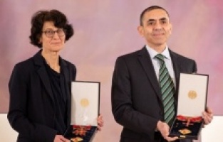 Almanya'dan Özlem Türeci ve Uğur Şahin'e Liyakat Nişanı