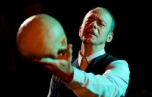 "Kim Var Orada?" Muhsin Ertuğrul sahnede