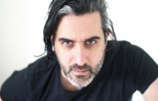 Memet Ali Alabora Fflam'ın başrolünde