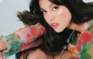 Olivia Rodrigo “Deja Vu”yu müzikseverlerle buluşturdu