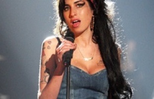 Amy Winehouse'un kıyafetleri açık artırmaya çıkıyor