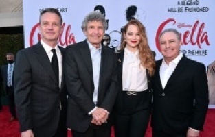 Disney imzalı Cruella'dan kırmızı halı fotoğrafları geldi