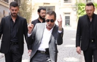 Sadi’nin önünü kesen araçta kim var?