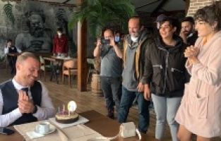 Kerem Bursin'e sürpriz doğum günü