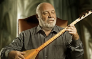 Musa Eroğlu sahne emekçileri için sazını satışa çıkardı