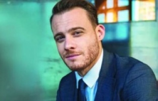 Kerem Bursin'den dizi tavsiyesi