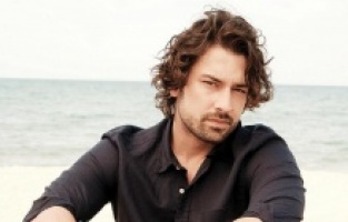 Alp Navruz, aşk iddialarına noktayı koydu!