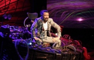 Bülent Parlak’ın tek kişilik oyunu Trump Sahne’de