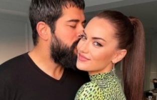 Burak Özçivit’ten Fahriye Evcen’e şans öpücüğü!