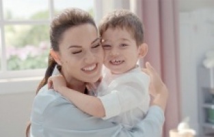 Fahriye Evcen yüreklere dokunuyor