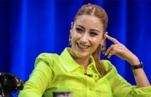 Hazal Kaya: “Ben biraz kocam köylüyüm"