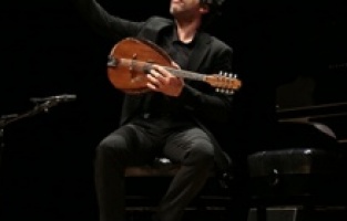 Mandolin ustası Avi Avital dinleyiciyi büyüledi