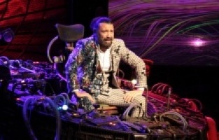 Bülent Parlak’ın tek kişilik oyunu Trump Sahne’de