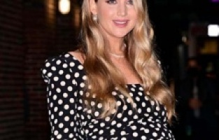 Jennifer Lawrence anne oldu