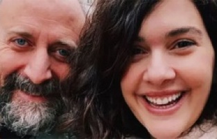 Bergüzar Korel ve Halit Ergenç otobüse bindi