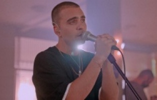 Cem Pilevneli, canlı performans albümüyle dinleyicilerinin karşısında