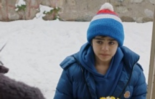 Efe, çiçeklerle kimin kapısını çalıyor?