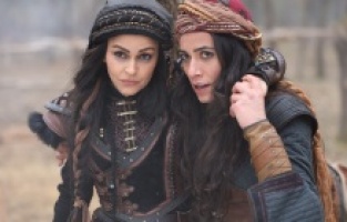 Özge Özkaplan kılıç sahneleriyle dikkat çekti