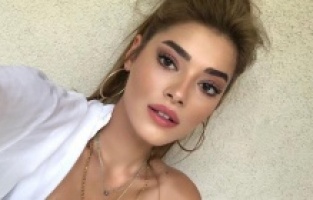 Simay Barlas aşk tatilinde