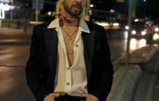 Berksan çatlamış ayağıyla konser verdi