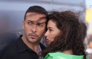 Oğuzhan Koç klibinde arkadaşı Hande Yılmaz'ı oynattı