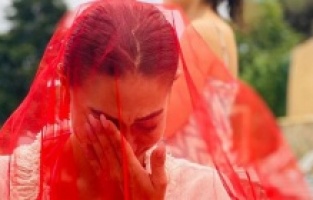 Demet Özdemir kına gecesinde gözyaşlarını tutamadı!