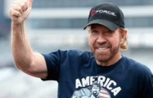 Dövüş sanatları ustası aktör Chuck Norris Kuşadası'na geldi