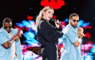 Hadise sahnede yüzüğünü yere fırlattı!