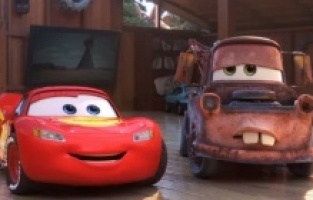 Şimşek McQueen ve arkadaşı Mater'in macerası başladı