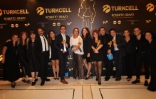 "Aydınlıkevler" yeni sezona 3 ödülle başladı