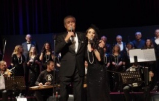 Doktorlar ve sağlık çalışanları sahnede