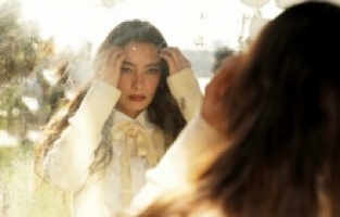 Macide kıskançlık oklarının hedefinde