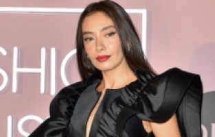  Neslihan Atagül dünyaca ünlü isimlerle bir arada