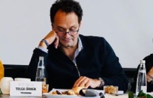 Tolga Örnek "Mucize Aynalar" filmi için Türkiye'ye dönüyor