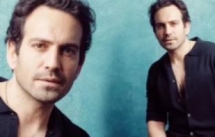 Buğra Gülsoy kendini seksi ve yakışıklı buluyor mu?