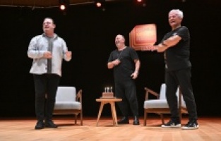 Cem Yılmaz’dan Can Yılmaz'a sahnede sürpriz