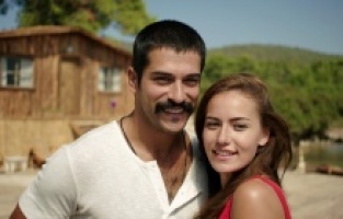 Burak Özçivit, Fahriye Evcen'den romantik bir aşk filmi!