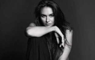 Eda Taşpınar'a cami pozu nedeniyle soruşturma başlatıldı