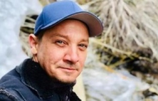 Kar küreme aracının altında kalan Jeremy Renner'dan sevindiren gelişme!