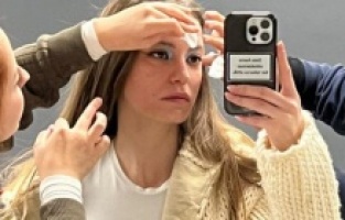 Serenay Sarıkaya bu kez telefon kılıfındaki yazı ile gündem oldu!